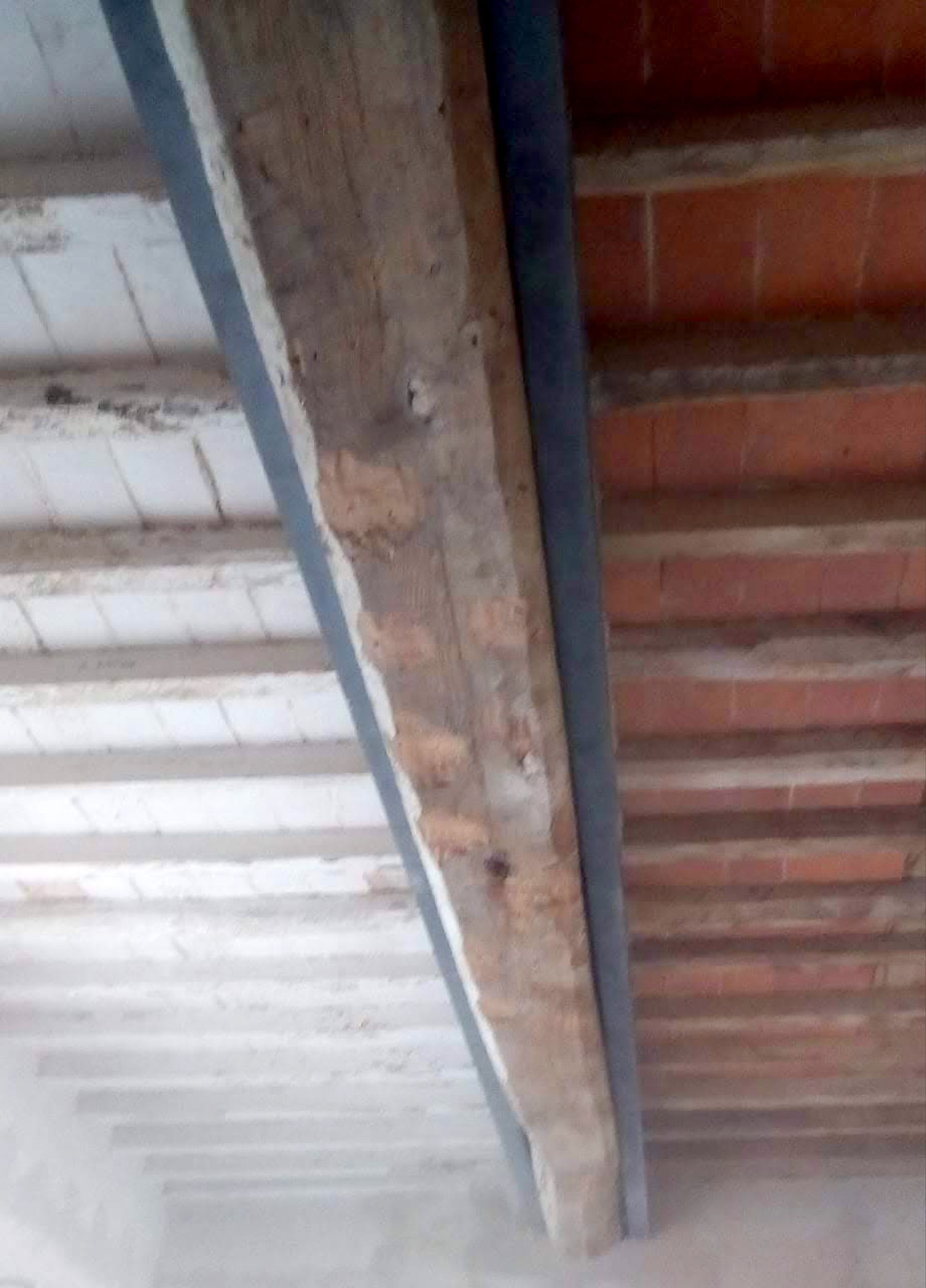 lavoro di sabbiatura di travi