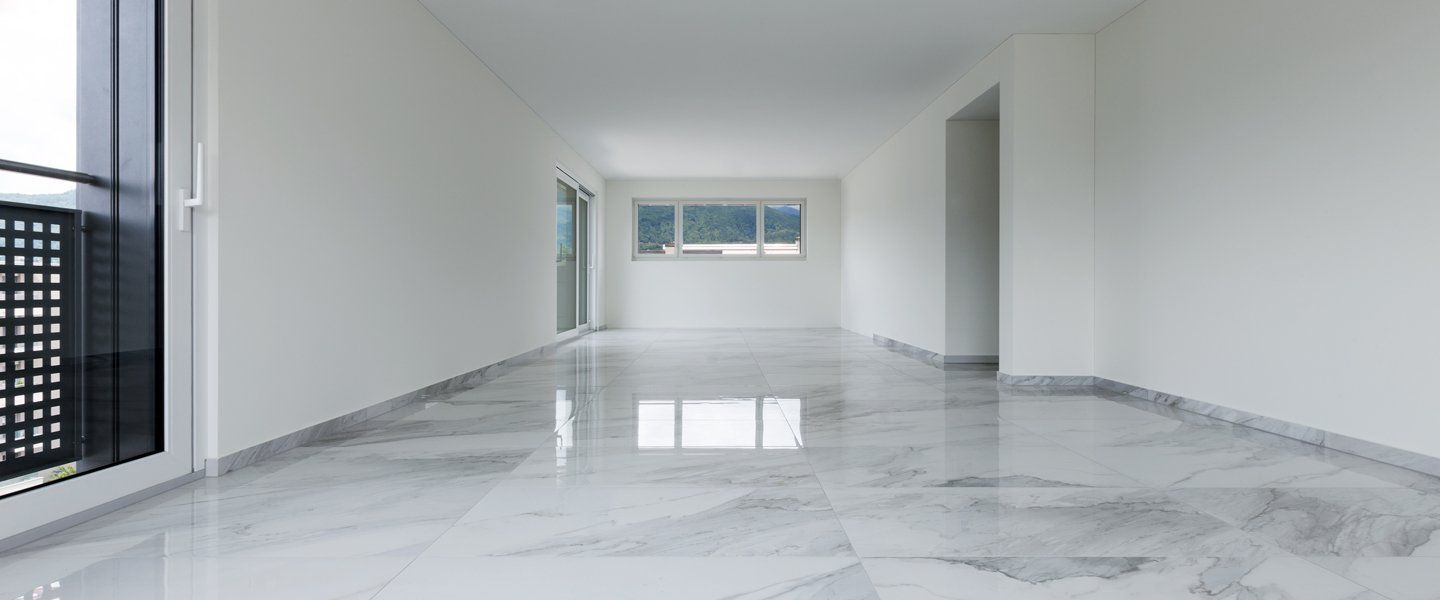 stanza con pavimento in marmo