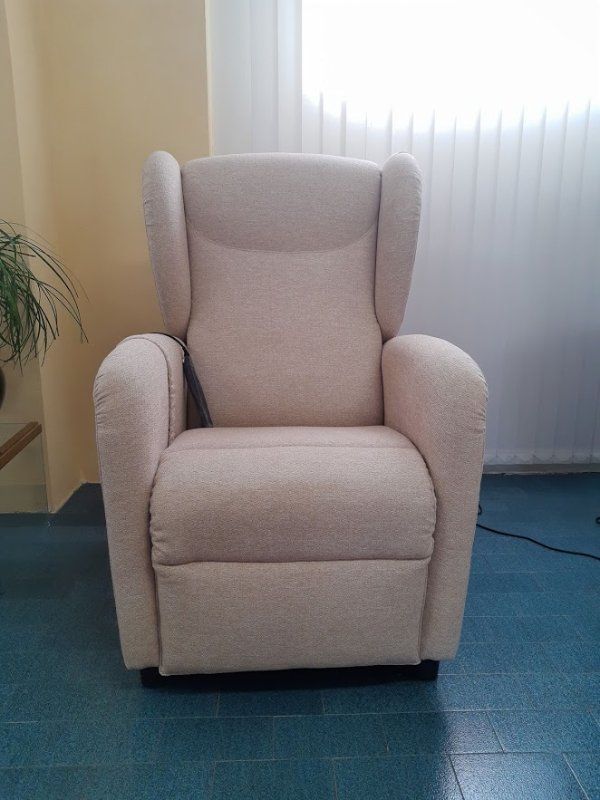 POLTRONA RELAX A DUE MOTORI MOD. GIADA dotata di braccioli estraibili e ruote con freno