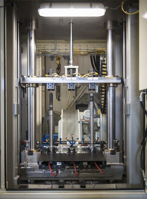 Una máquina está en una habitación con muchos cables saliendo de ella.