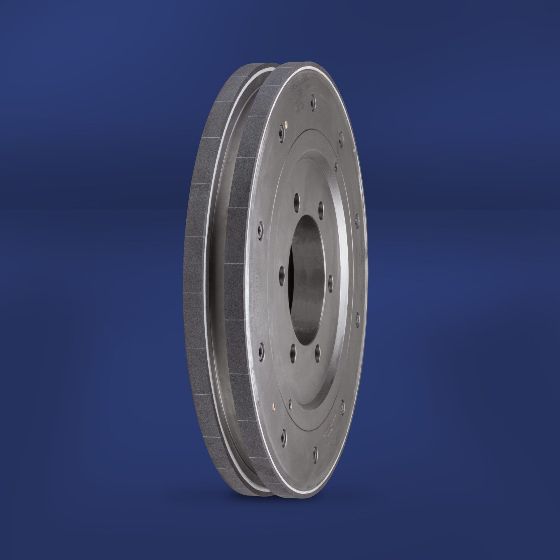 Un primer plano de un disco de freno sobre un fondo azul.