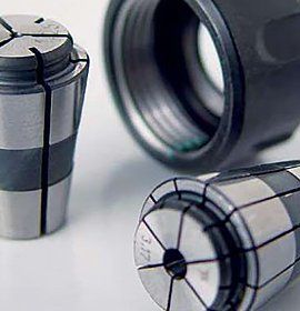 Un primer plano de tres mandriles de pinza sobre una superficie blanca.