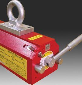 Un elevador magnético rojo con un mango de metal.