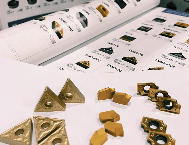 Hay un montón de diferentes tipos de herramientas de corte sobre una mesa.