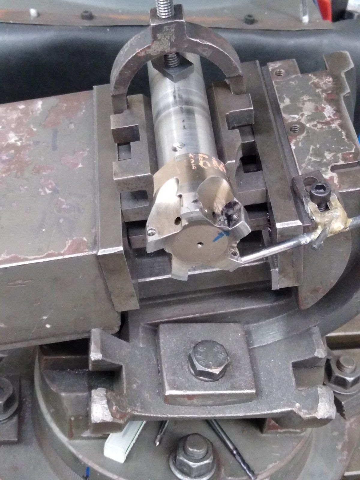 Un trozo de metal se encuentra encima de una máquina.