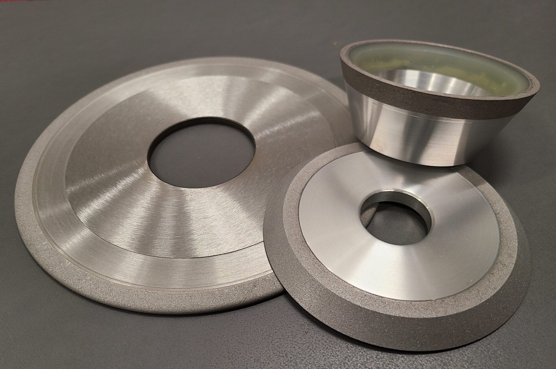 Sobre una mesa hay tres tipos diferentes de muelas abrasivas.