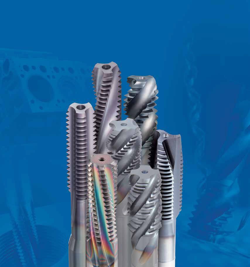 Un montón de brocas están apiladas una encima de otra sobre un fondo azul.