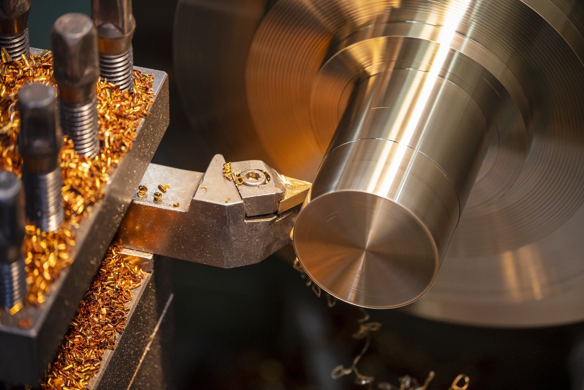 Una máquina está cortando un trozo de metal en un torno.