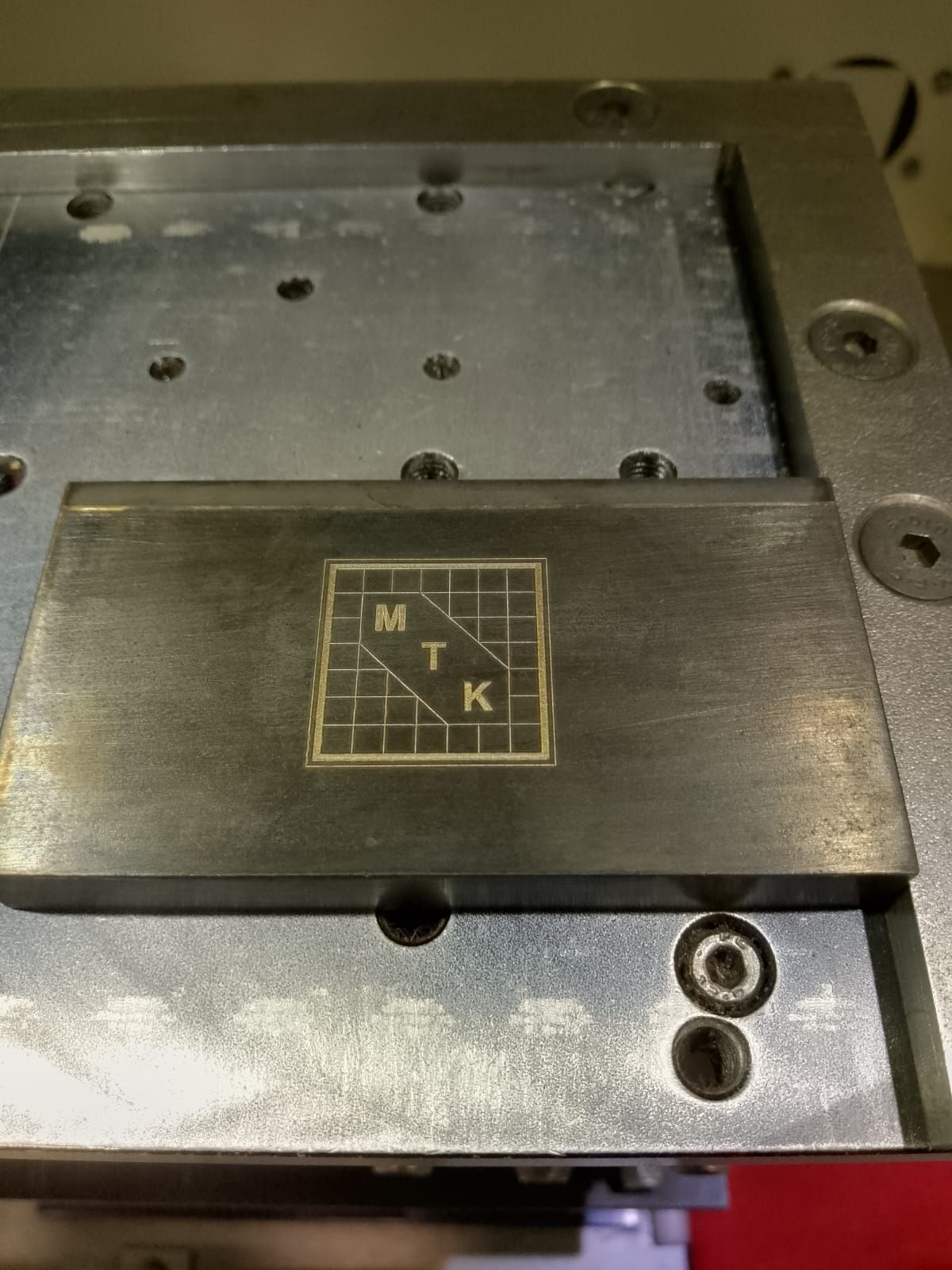 Un trozo de metal con un logotipo que dice mtk.