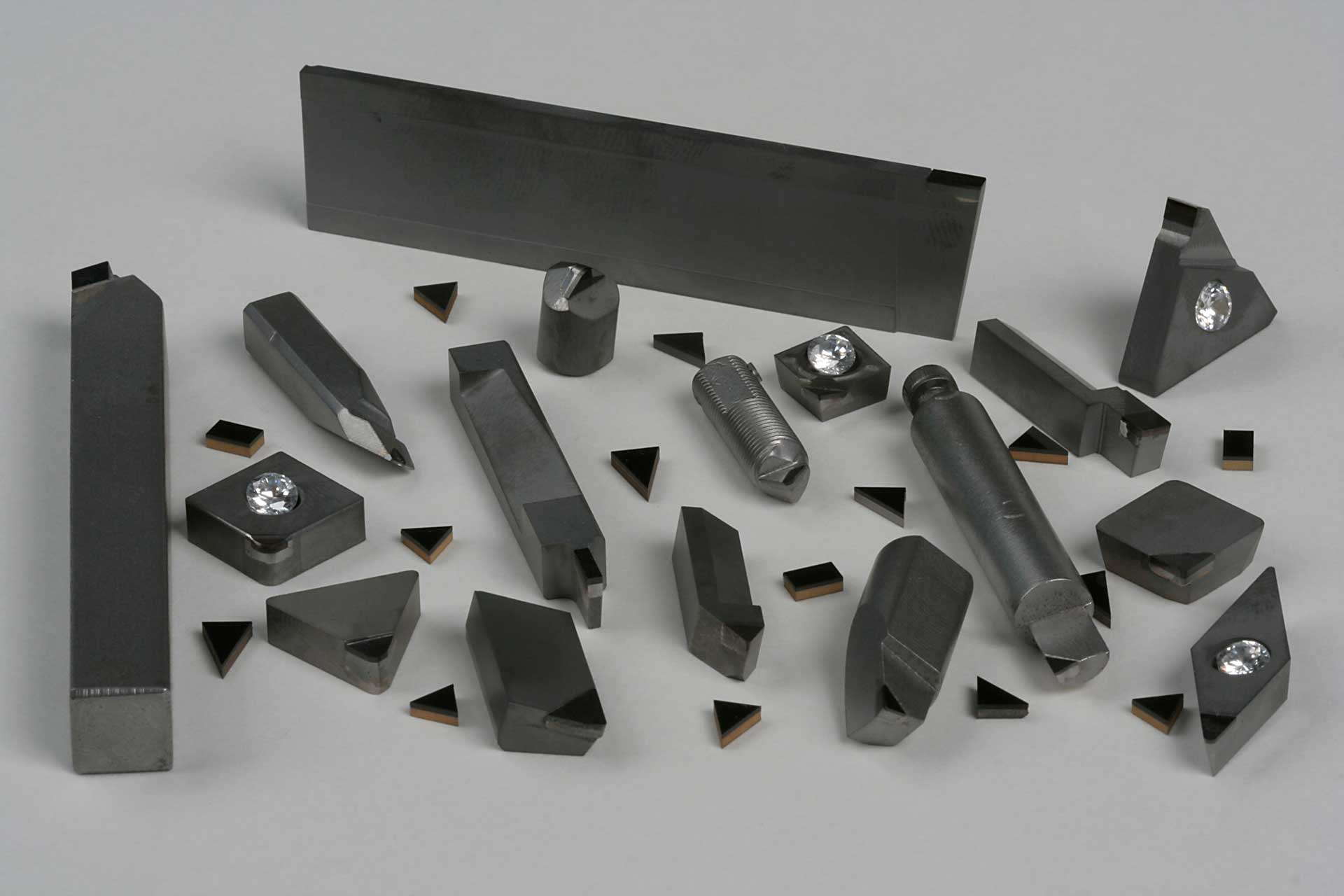 Un montón de piezas de metal están sobre una mesa.