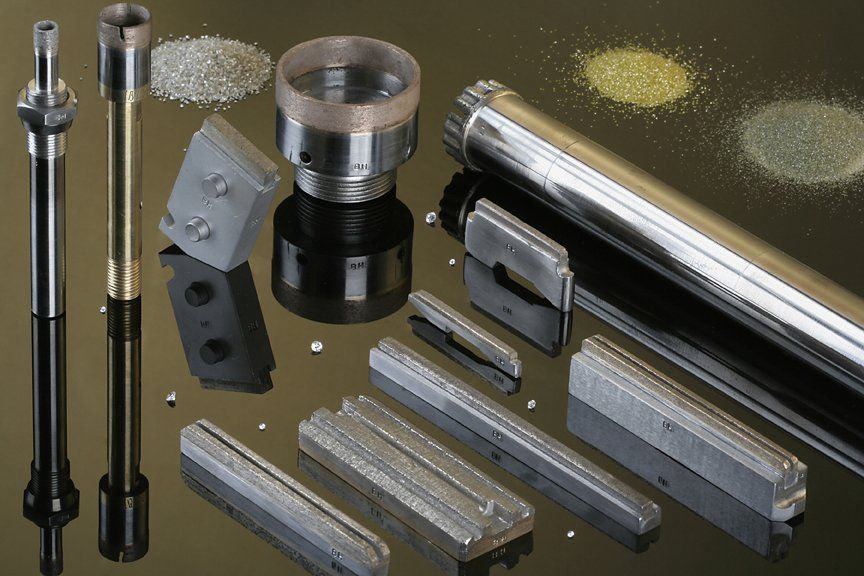 Un montón de piezas de metal están sobre una mesa.