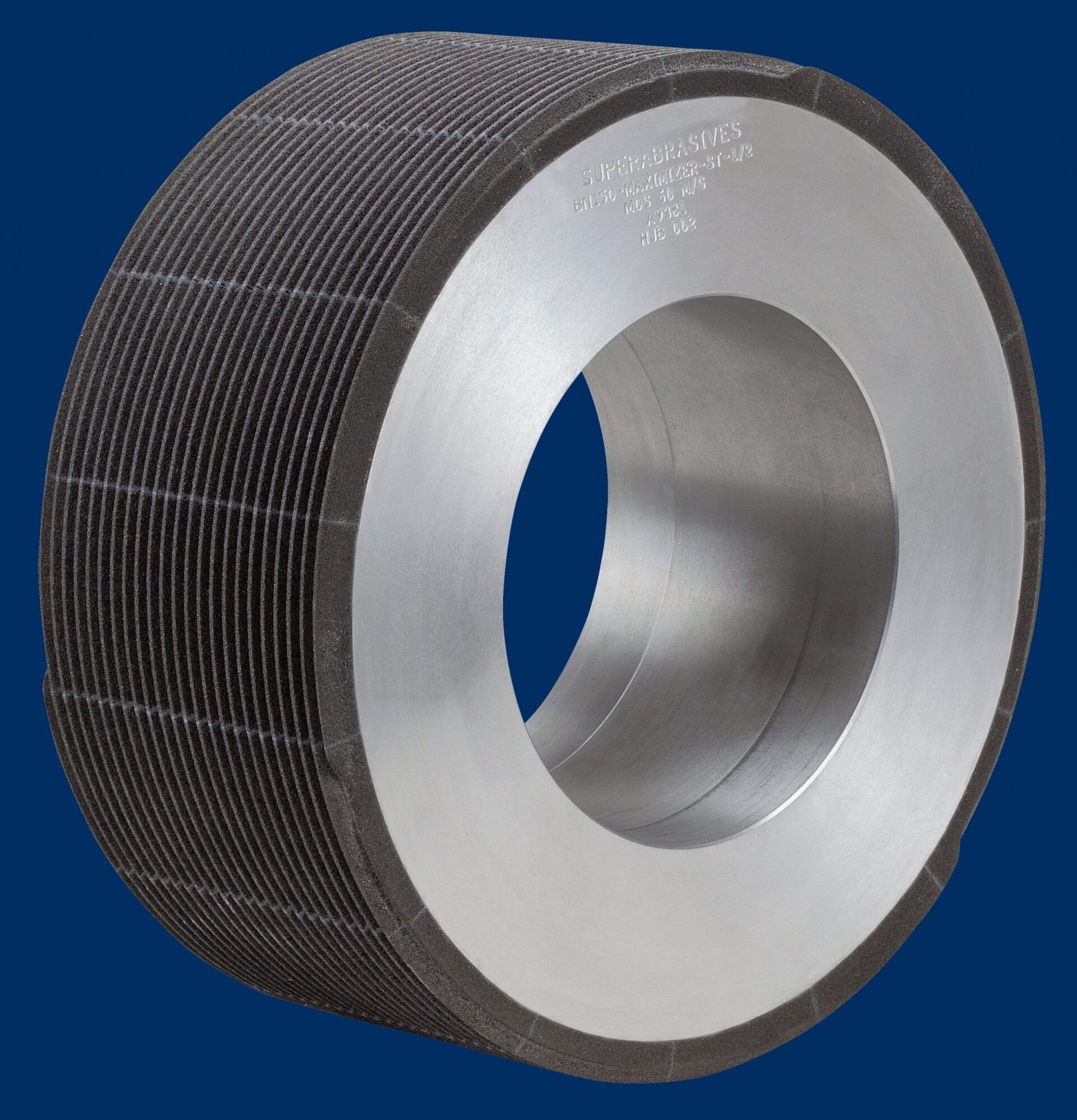 Un anillo de metal con un agujero en el medio sobre un fondo azul.