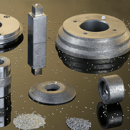 Un montón de piezas de metal sobre una superficie negra.