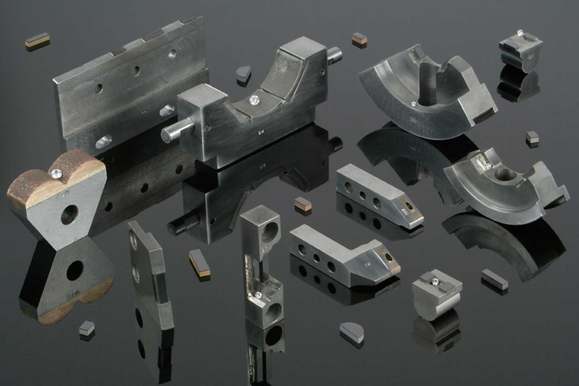 Un montón de piezas de metal sobre una superficie negra.