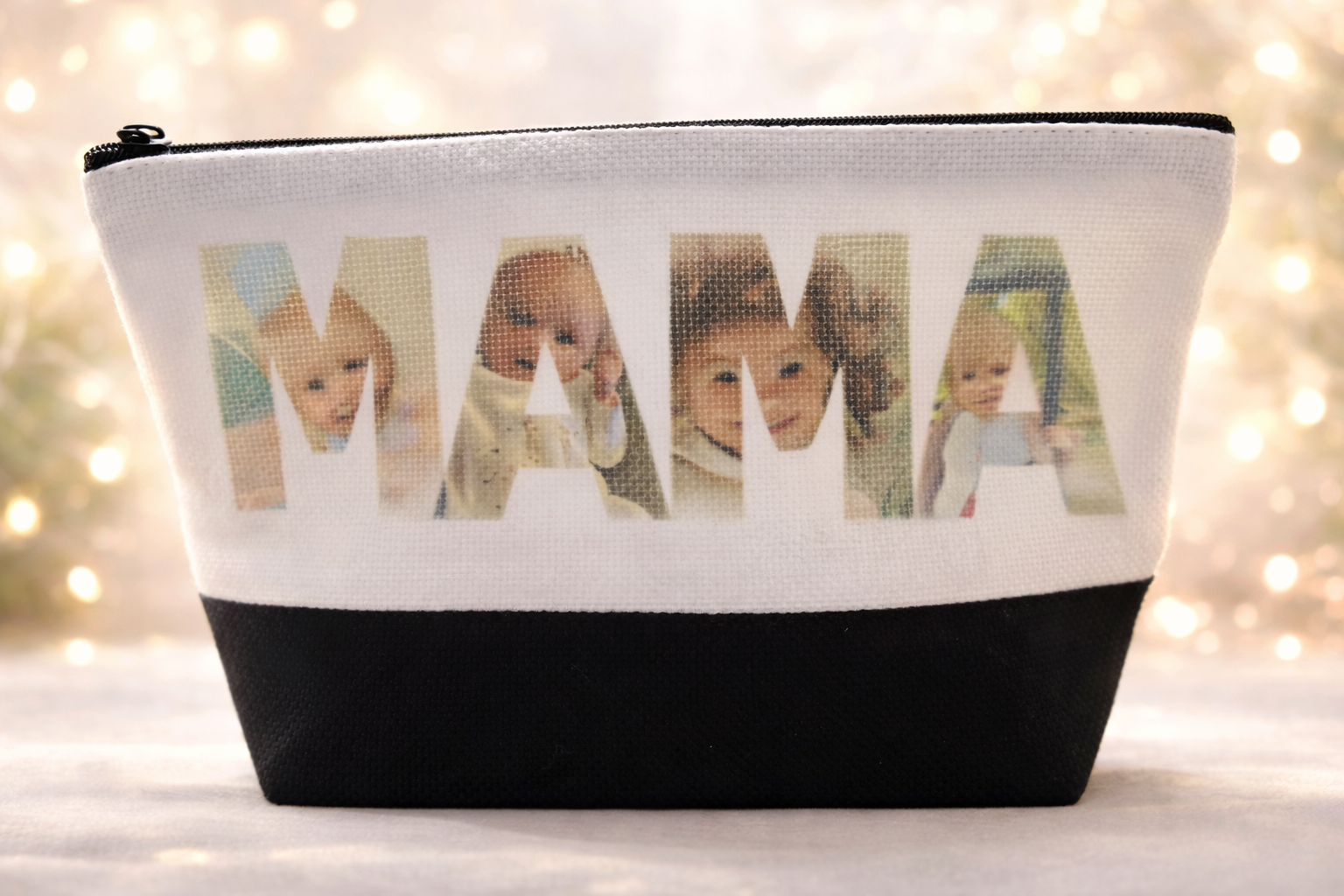 Een zwart-wit make-uptasje met het woord MAMA erop gedrukt, waarbij elke letter een foto van een jong kind toont.
