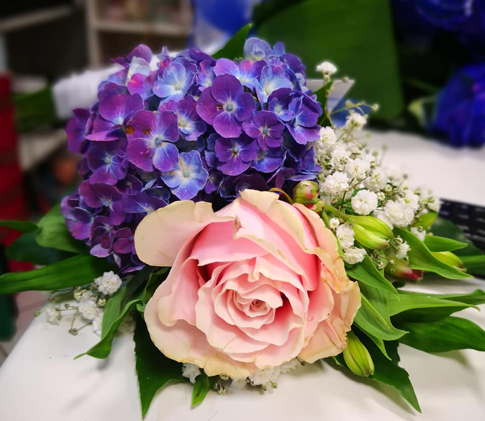 rose e fiori blu