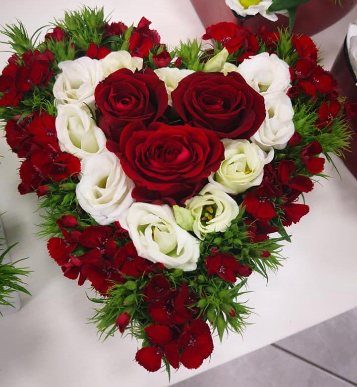 cuore rose rosse e bianche