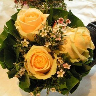 Mazzolino di rose gialle