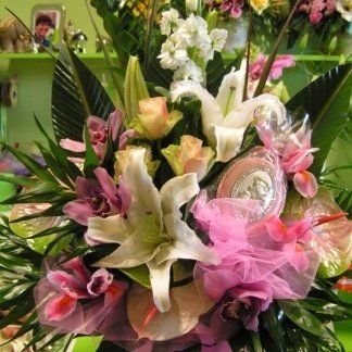 Composizione di fiori freschi per nascita