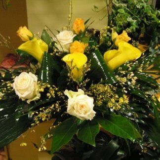 Composizione con calle gialle e rose