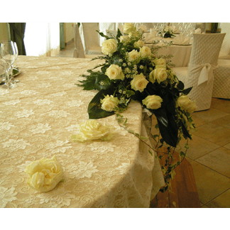 Addobbo floreale per ristorante - tavolo sposi