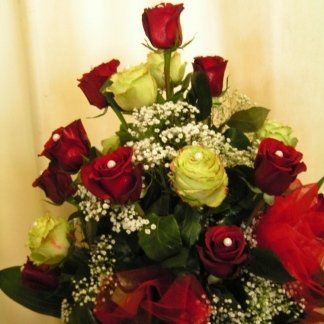 Composizione verticale con rose rosse e bianche