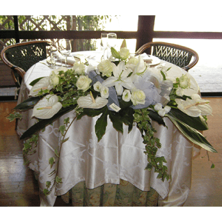 Addobbo floreale per ristorante - tavolo sposi