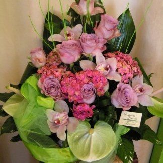 Composizione floreale con orchidee, rose e anthurium