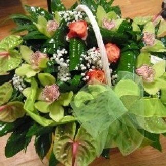 Cestino con orchidee, anthurium e rose
