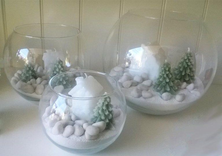 Vasi in vetro con candele artistiche