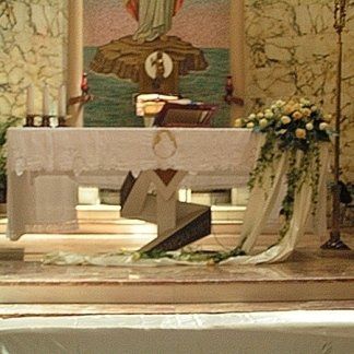 Addobbo floreale per altare