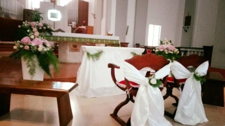 Addobbo floreale per seduta sposi