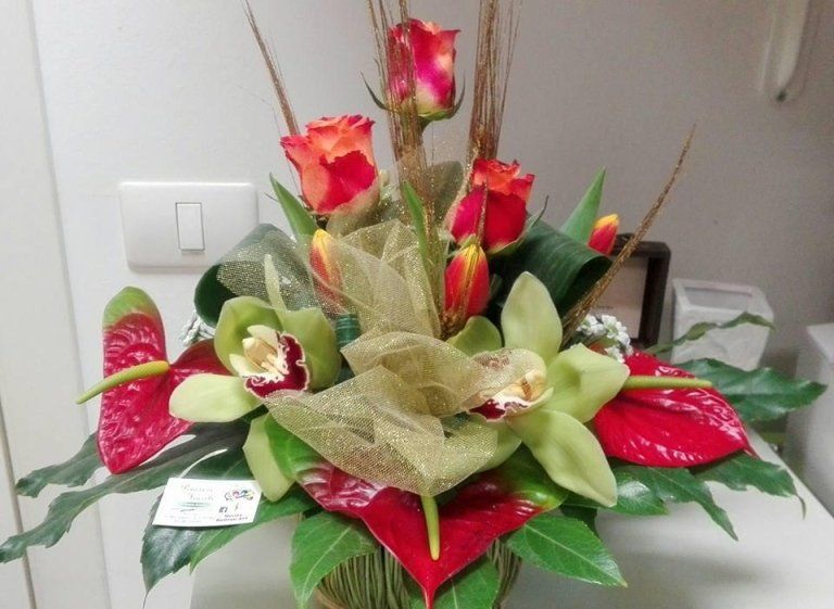 Composizione floreale con orchidee e rose