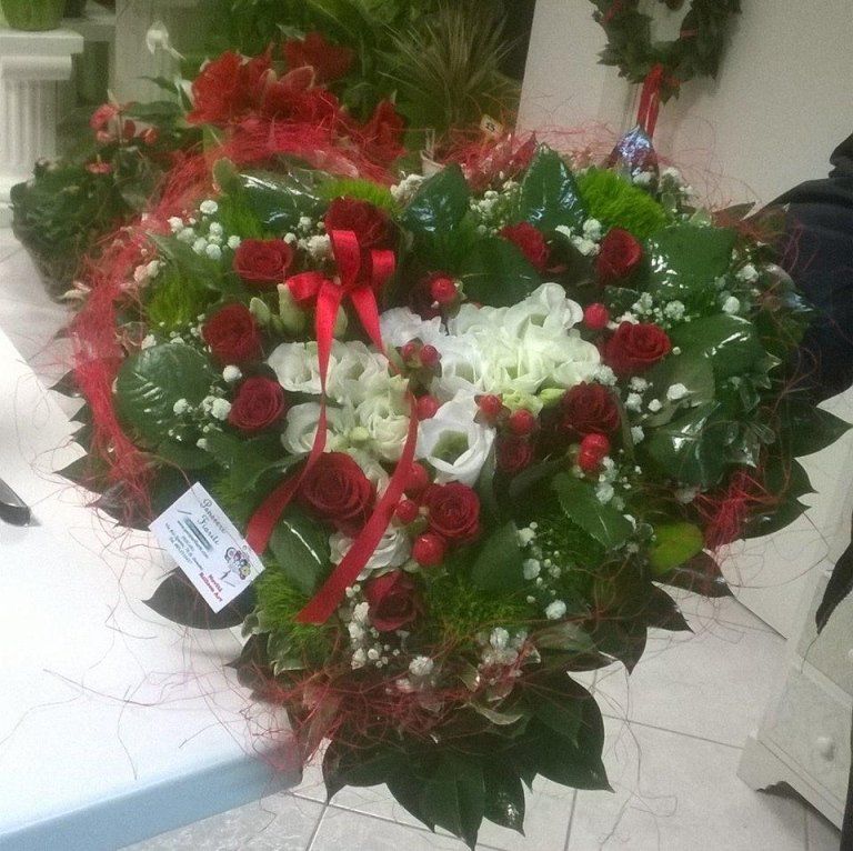 Cuore con rose rosse