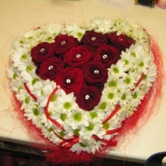 Cuore di rose rosse e margherite
