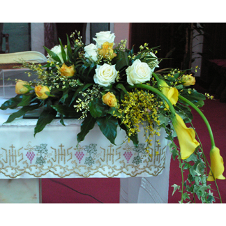 Addobbo floreale per altare