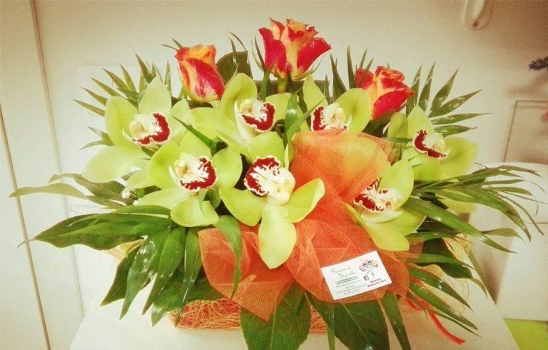 Composizione floreale con orchidee e rose