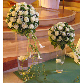 Addobbo floreale con vasi in vetro