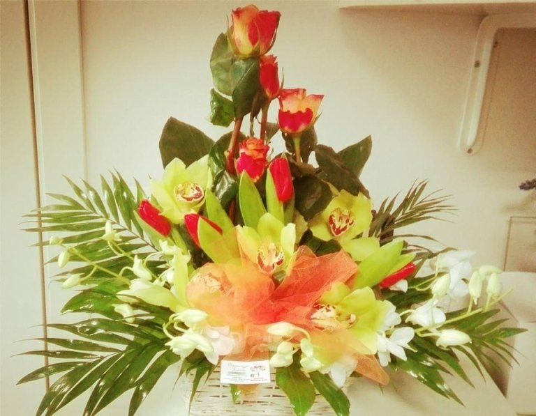 Composizione floreale con orchidee e rose