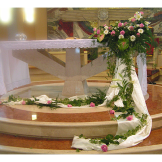Addobbo floreale per altare