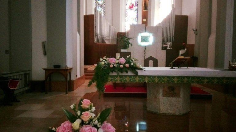 Addobbo floreale per altare