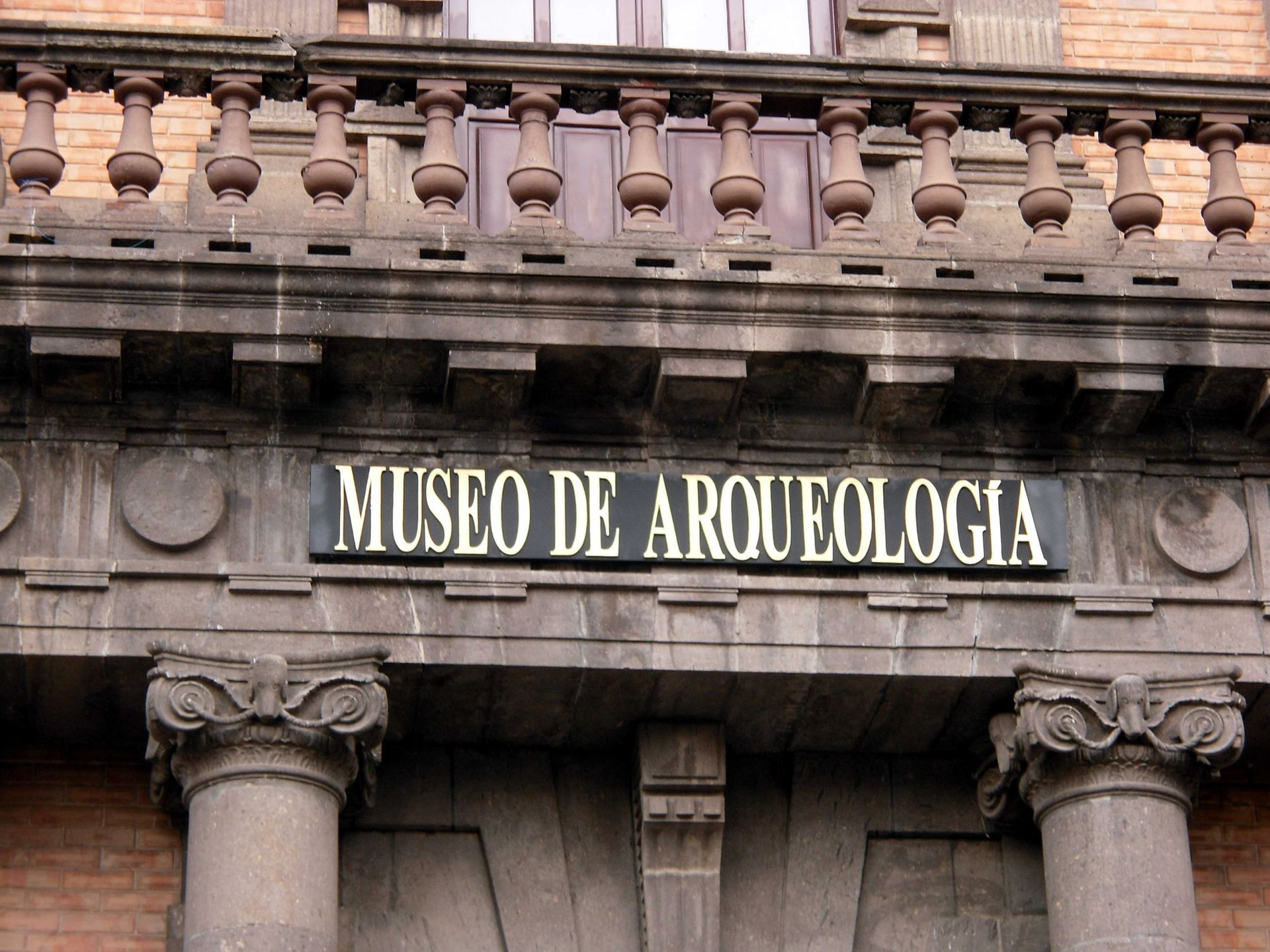 Letras bronce fundido Museo Arqueologia