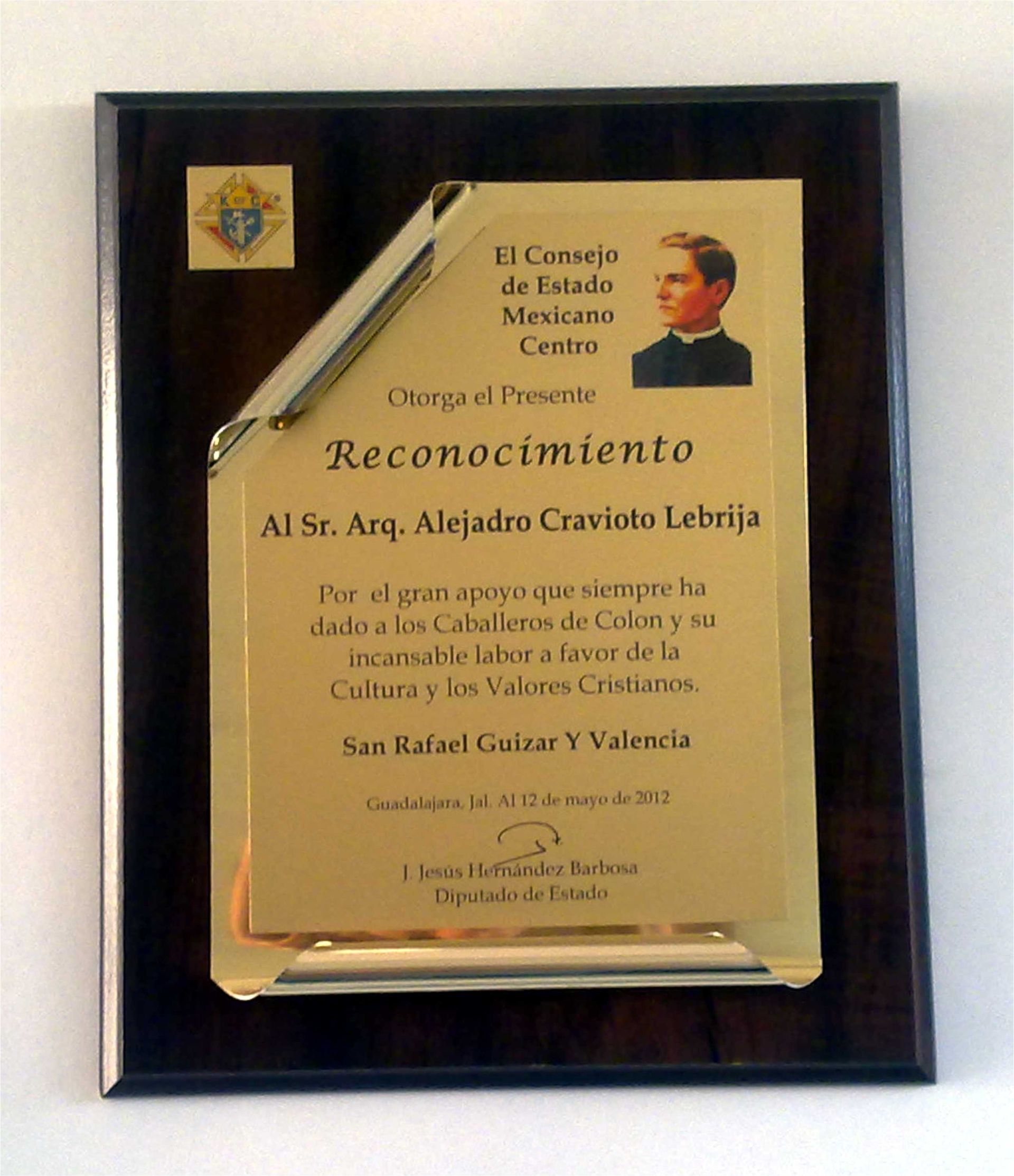Reconocimiento con lamina de aluminio dorado impresa y con pergamino de aluminio