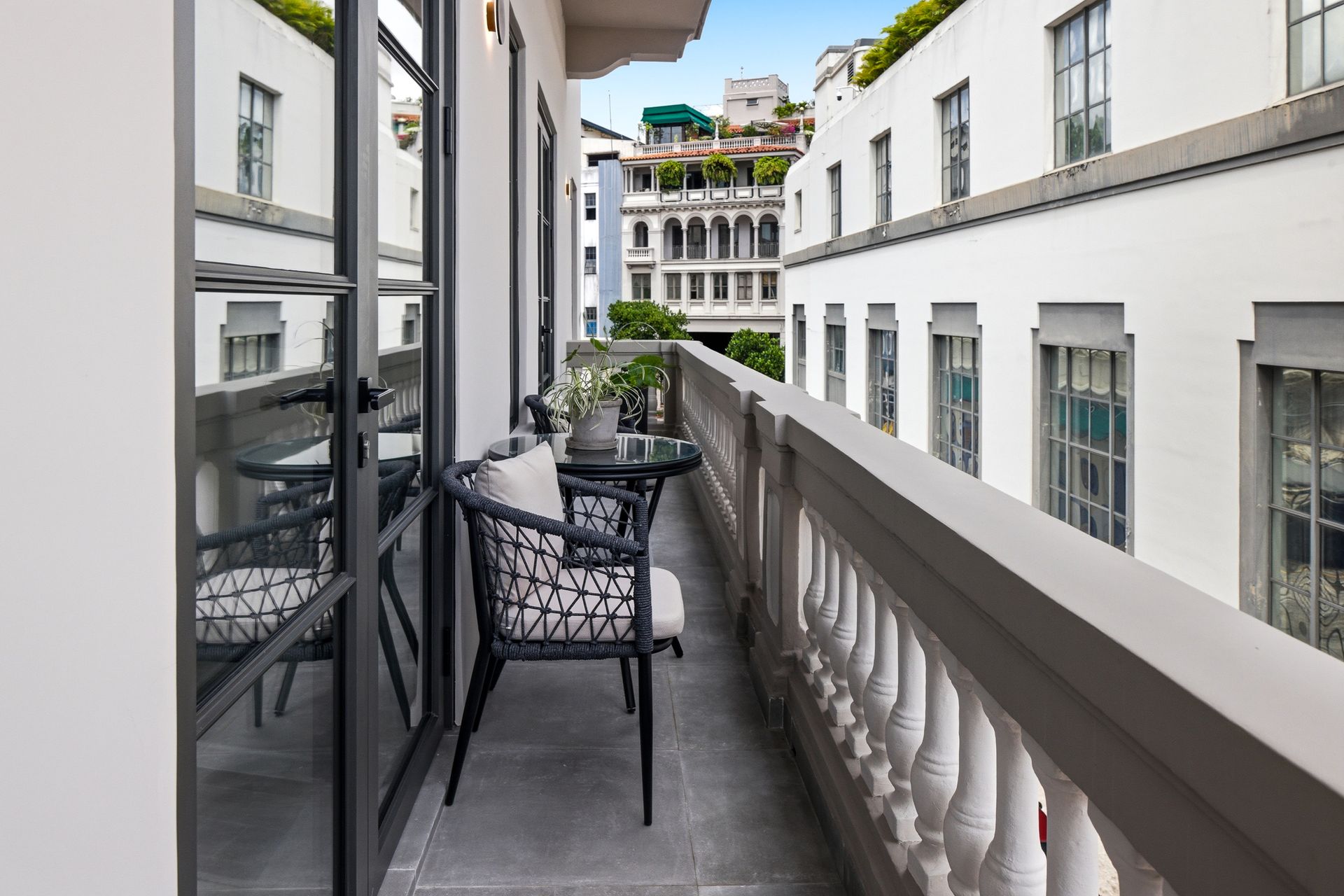 Luxury boutique Airbnb master bedroom with white bedding and natural light in Mansión Baluarte Casco