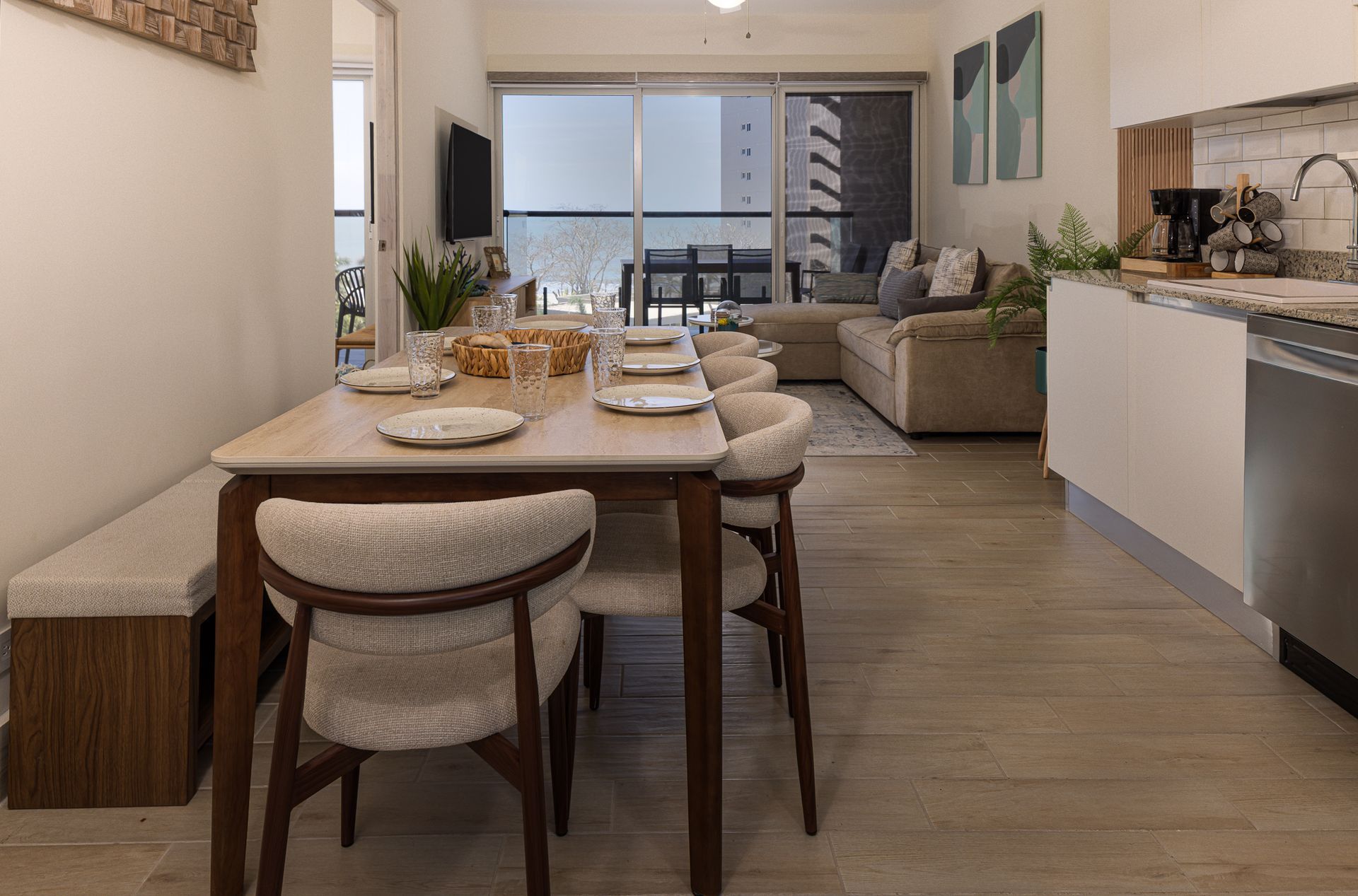Interior de apartamento frente al mar en Playa Caracol, Panamá, con comedor, sala y vista al mar