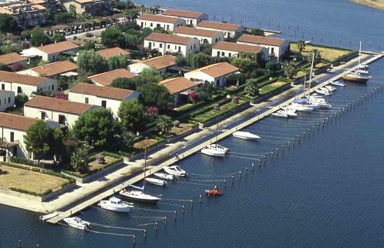 Una vista aerea di un porto turistico con barche attraccate