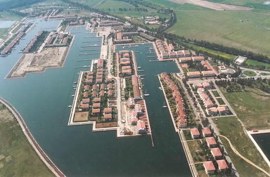 Una vista aerea di un grande specchio d'acqua circondato da edifici.