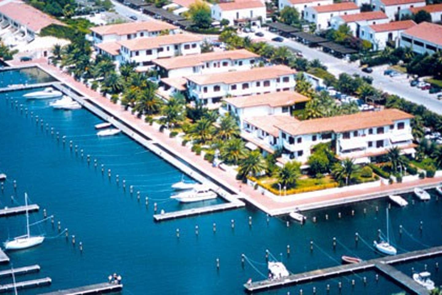 Una vista aerea di un porto turistico con barche ed edifici