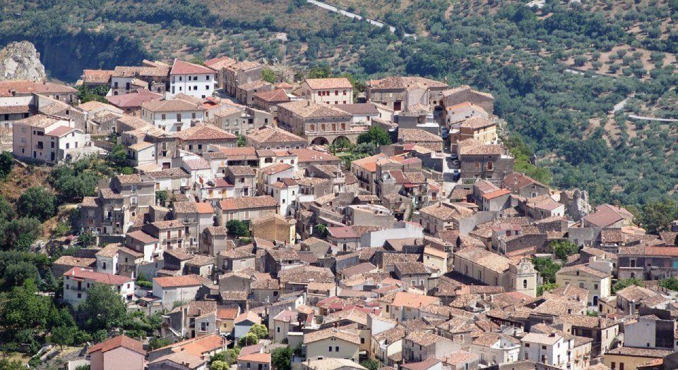 Una vista aerea di una piccola città in cima a una collina
