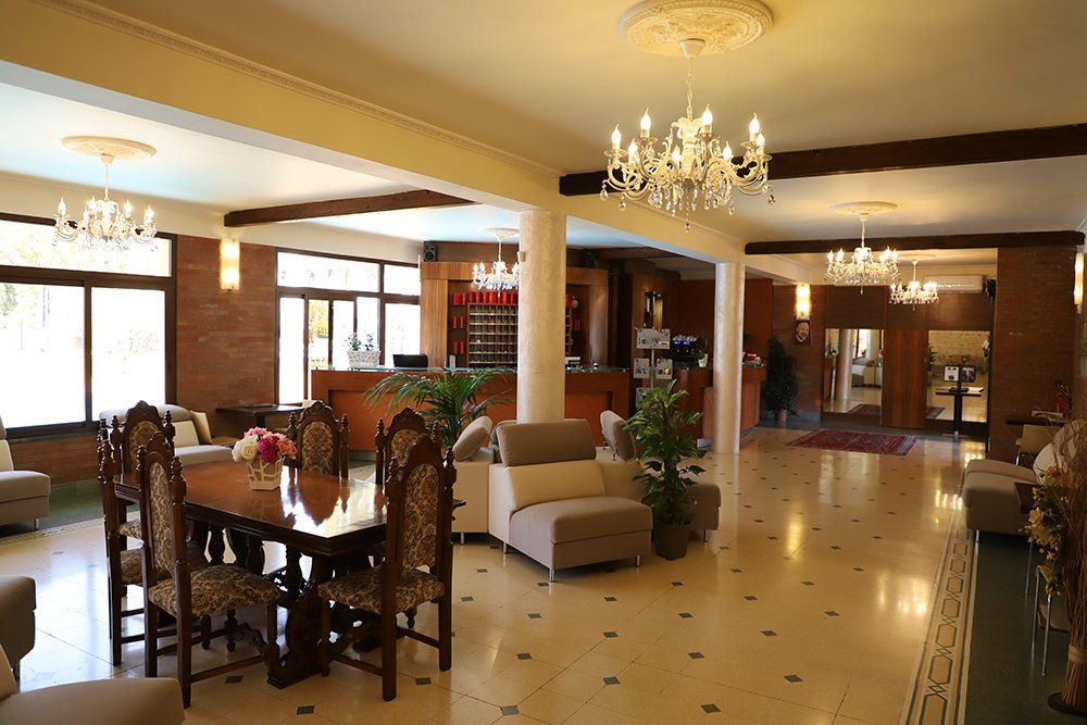 Una grande stanza con un tavolo e delle sedie